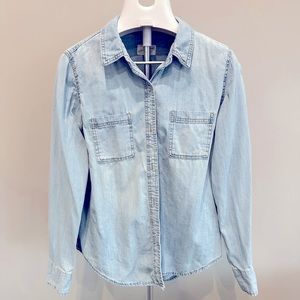 Light Denim Button-Down Long-Sleeve Shirt (Size M)